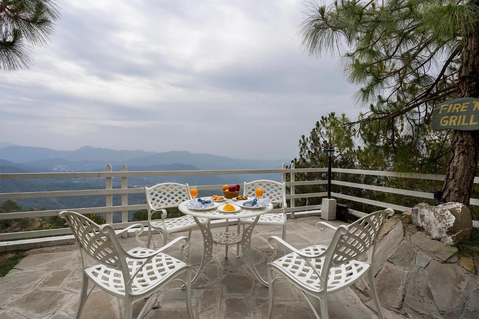Stayvista At Bellevue With Outdoor Jacuzzi Kasauli Exteriör bild