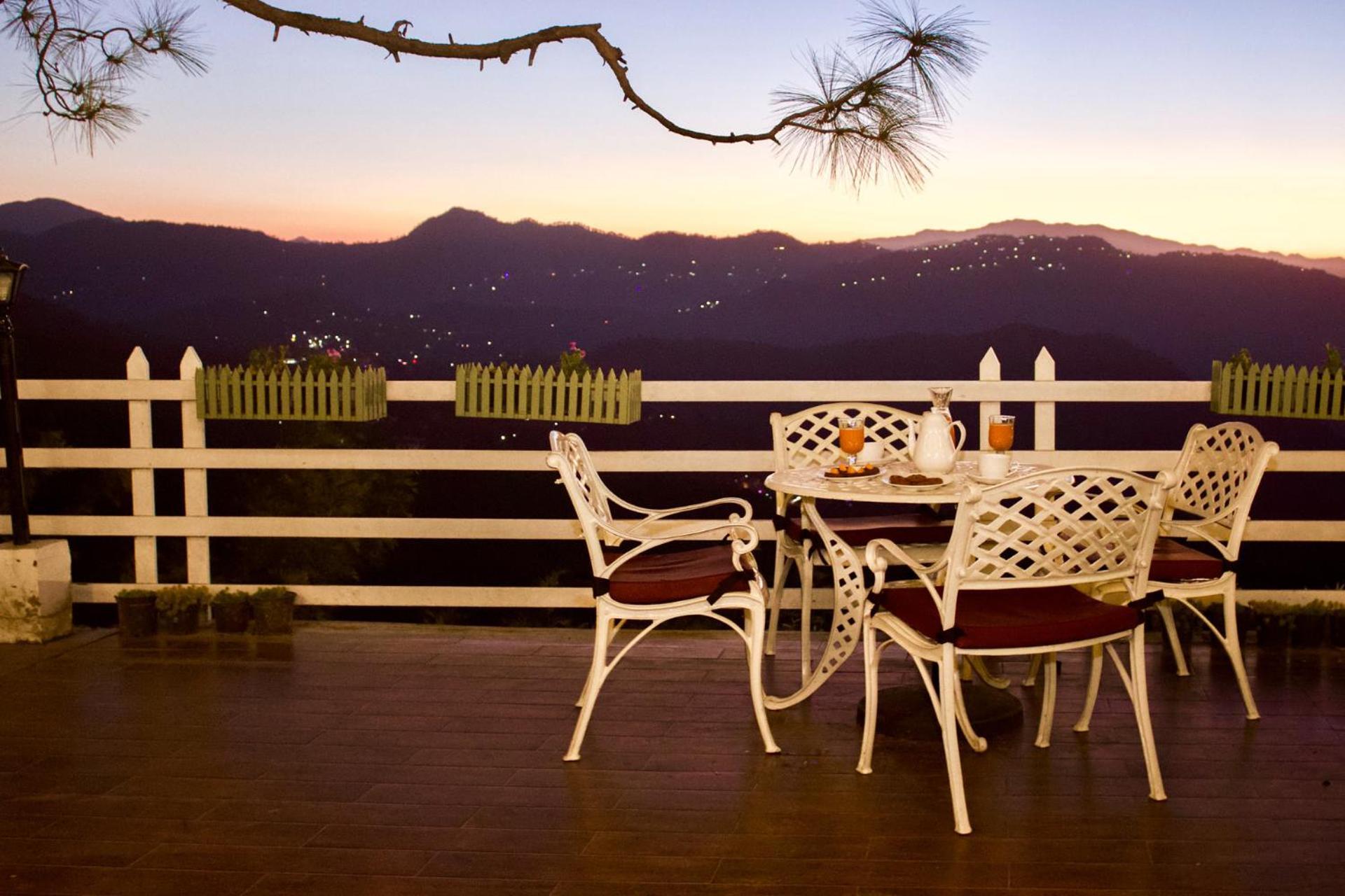 Stayvista At Bellevue With Outdoor Jacuzzi Kasauli Exteriör bild