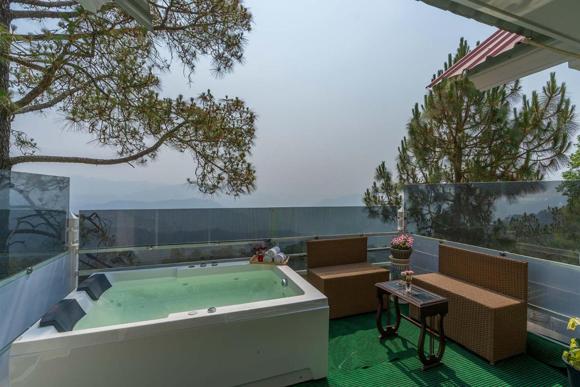 Stayvista At Bellevue With Outdoor Jacuzzi Kasauli Exteriör bild