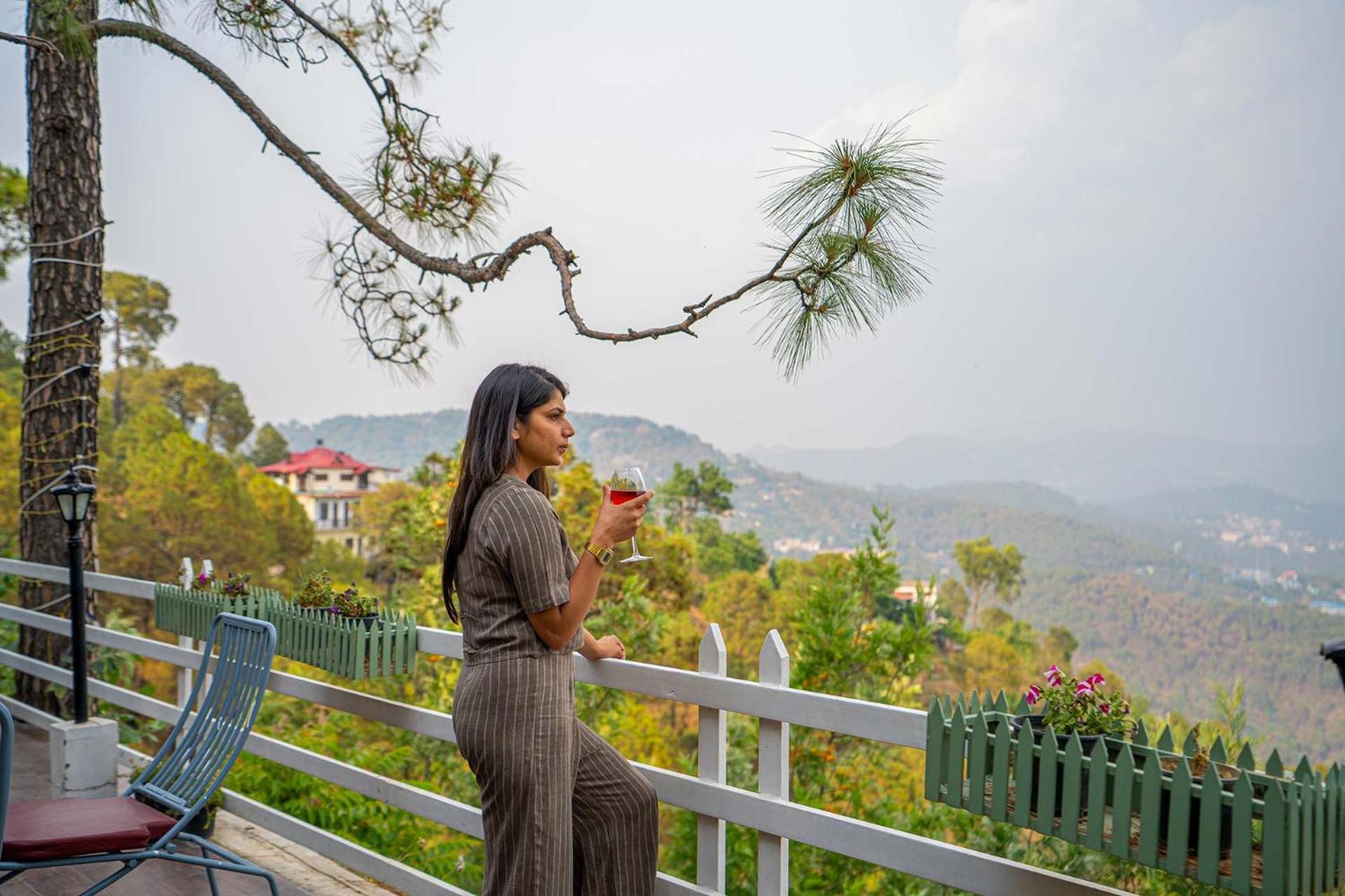 Stayvista At Bellevue With Outdoor Jacuzzi Kasauli Exteriör bild